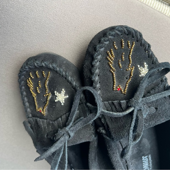 Unique & rare Howl at moon Minnetonka Moccasin size 6 used for photo shoot - Picture 2 of 5